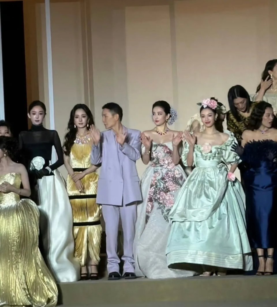 刘亦菲明年不用别人给她让位置了今年她是站在后面等着别人给她让位置，等着刘冲给他找