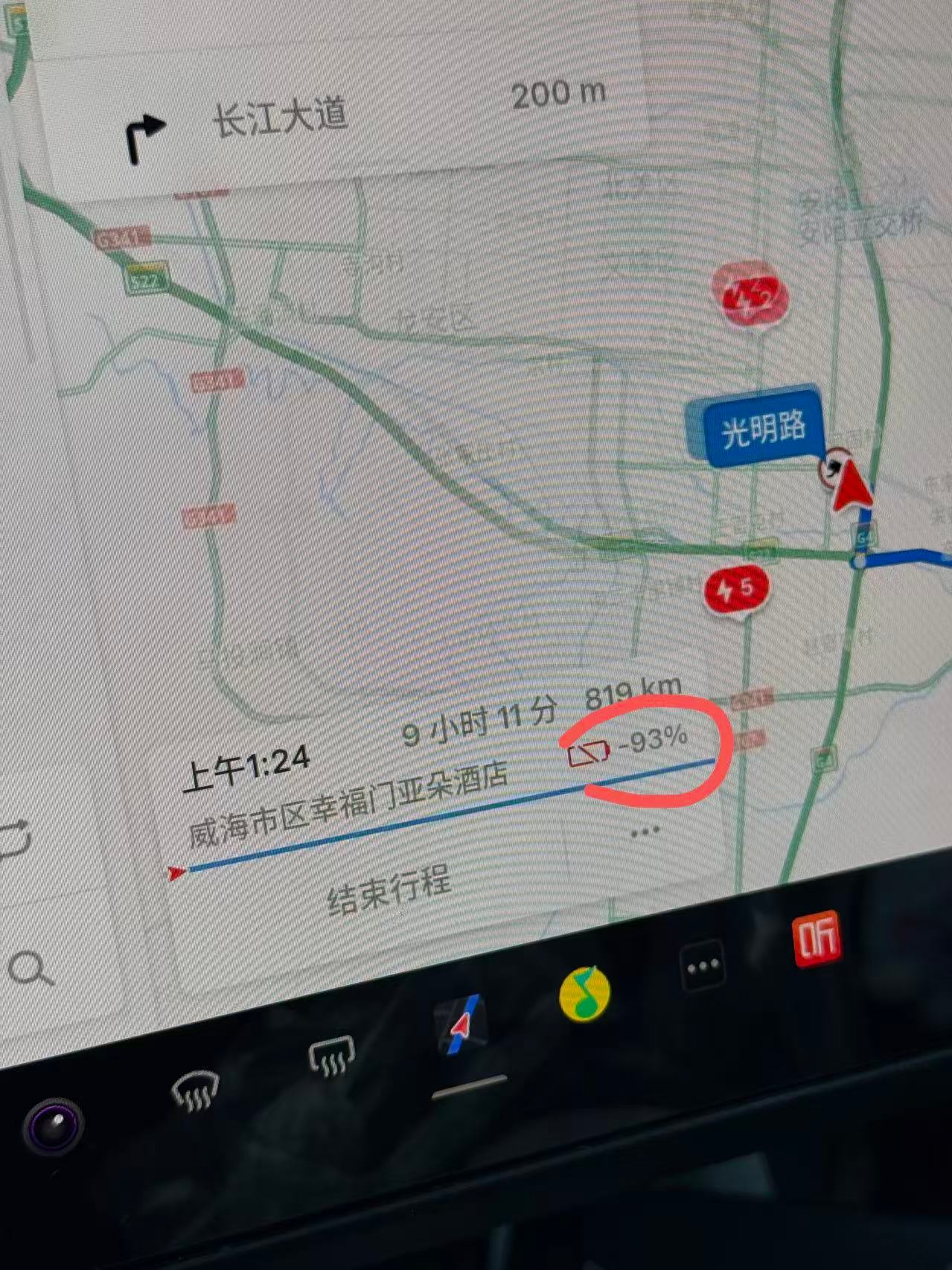 朋友过年开特斯拉出去自驾游，发来一张图，我咋这么想笑呢