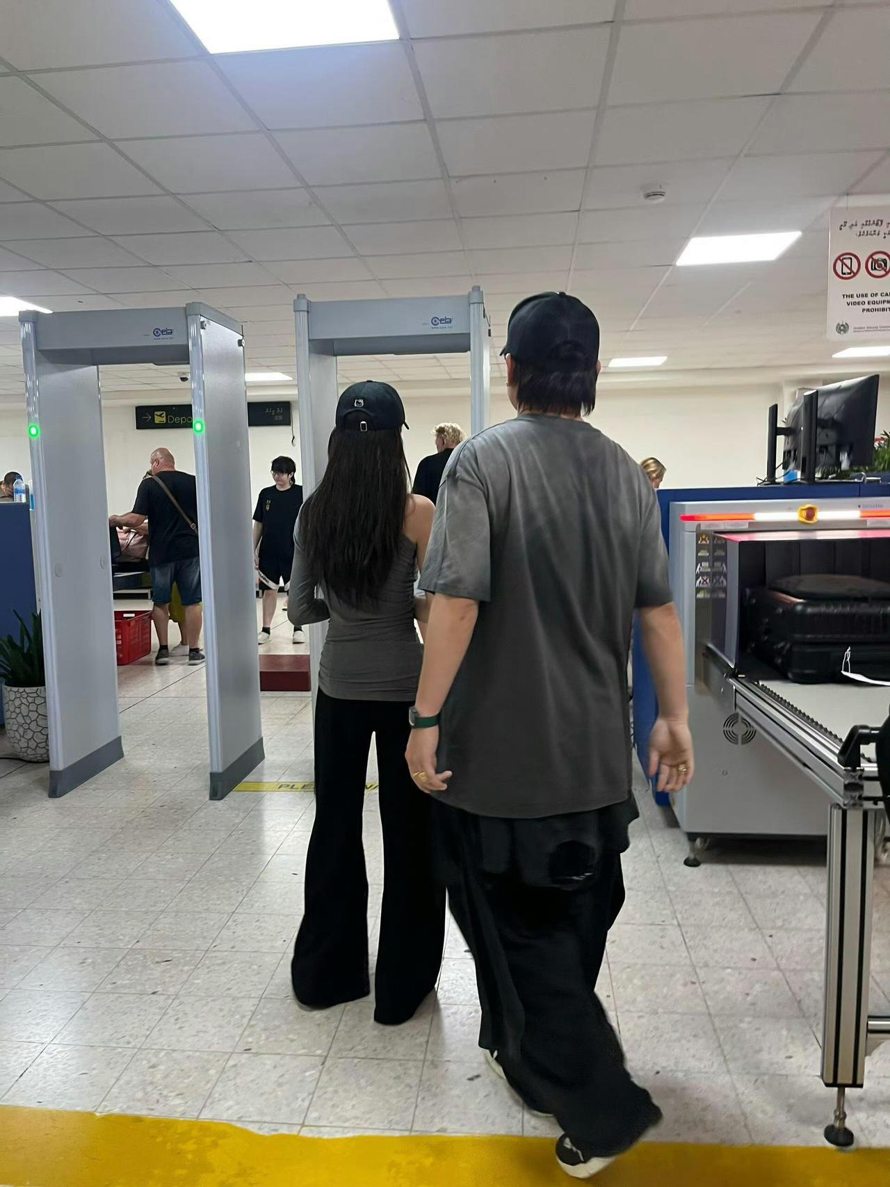 有网友在机场偶遇胡彦斌易梦玲，两人一同过安检。今天下午当事女主角易梦玲才否认