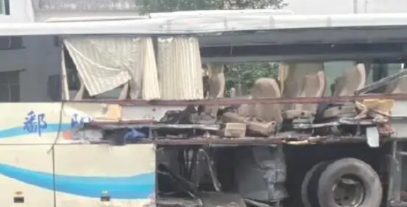“中考接送车”车祸2死4伤事故车辆。网络图片近日，有网友发视频称，江西上饶
