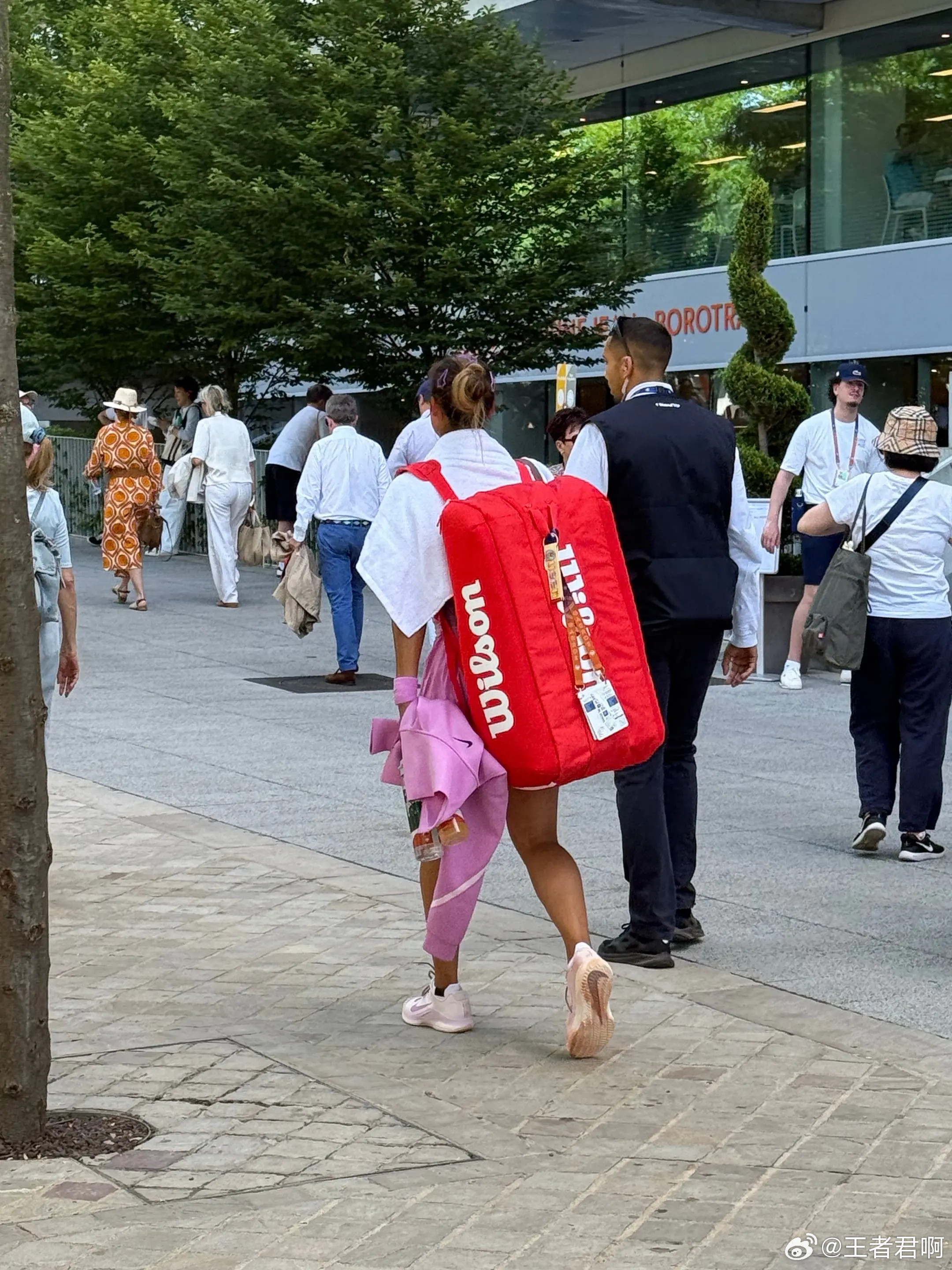 郑钦文排名跌出前100感觉她需要把教练团队换了，起码目前的团队是跟不上她的发展的