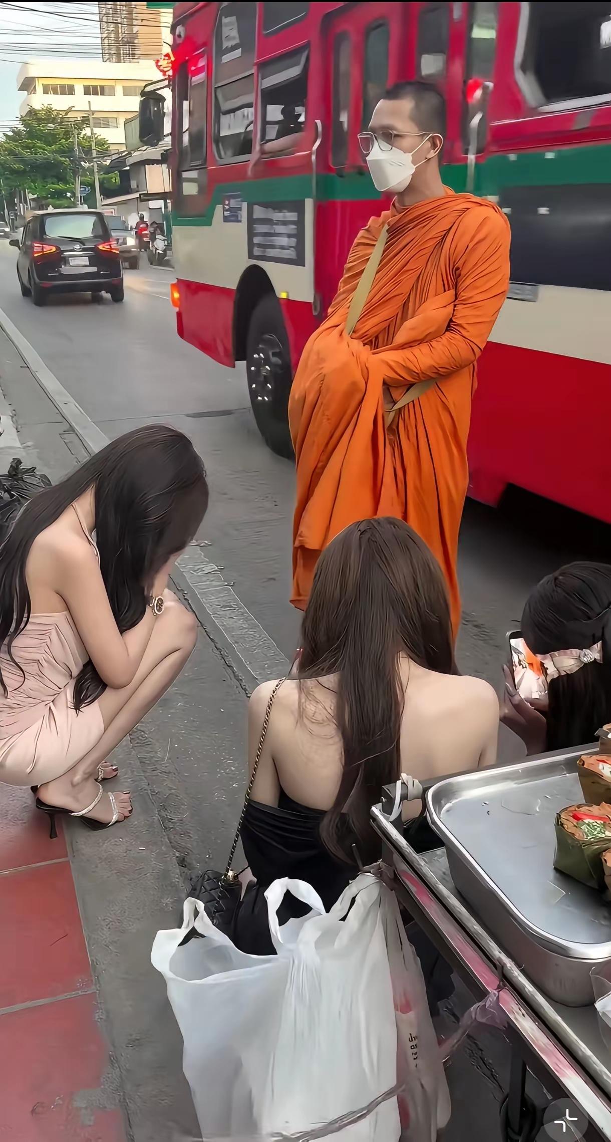 泰国僧人光脚不是穷，是传承，泰王拜见高僧也要跪拜大师不穿鞋吗？僧人在泰国地