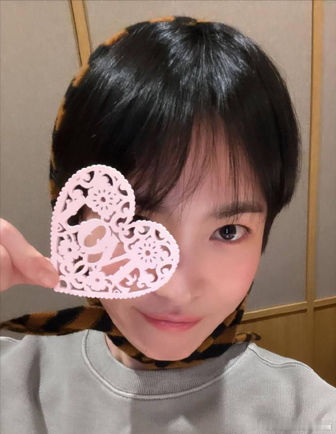 宋慧乔的44岁生日：1个蛋糕、4个好友。宋慧乔晒出自己的庆生照，衣服是普通T恤，