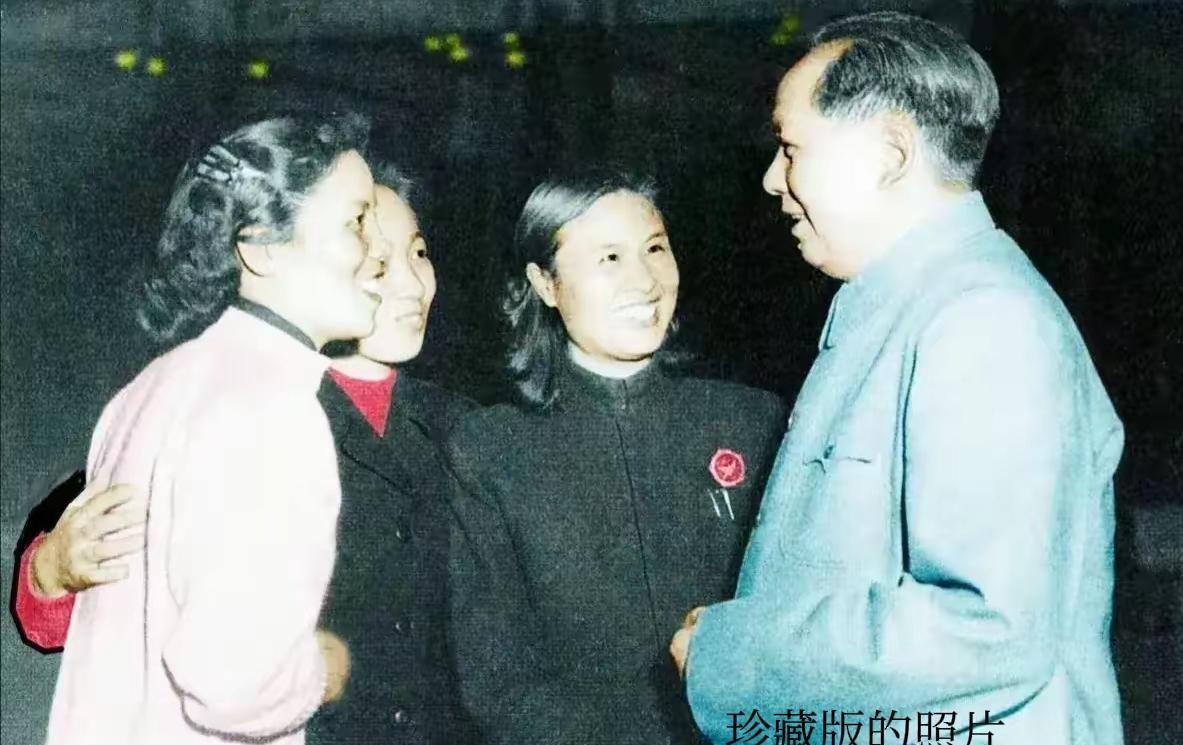 老照片的回忆。60年代，毛主席亲切接见妇女代表，三位女代表见到毛主席格外的高兴