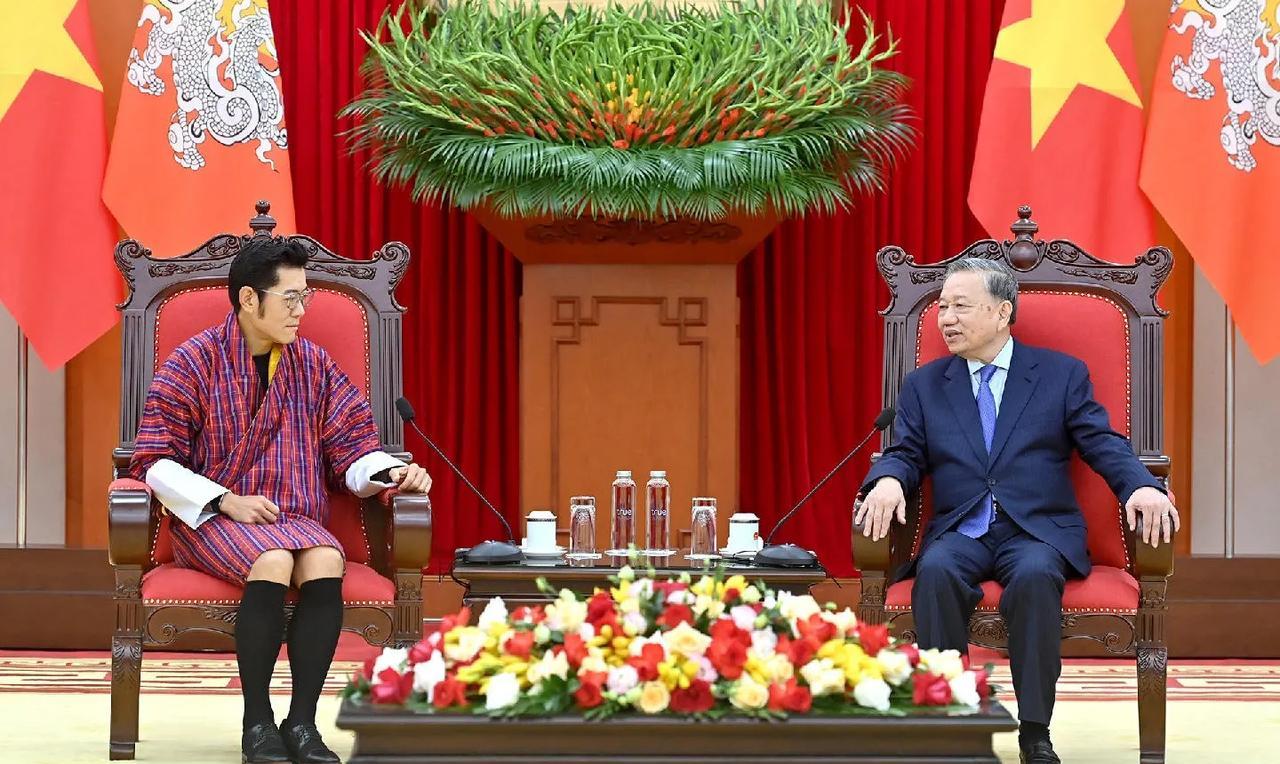 苏林会见不丹国王吉格梅，从现场可以看到不丹的服饰很有特色，男性统一短裙长筒袜，而