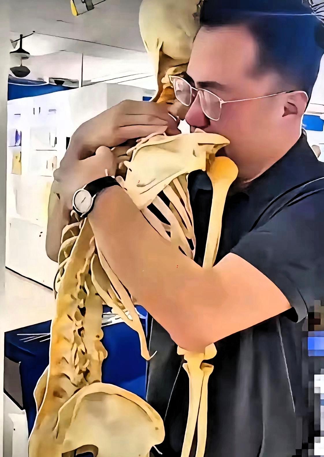 我真的看哭了！一名中年男子抱着一具骨骼，哭得控制不住自己。​这不是普通的遗骨，