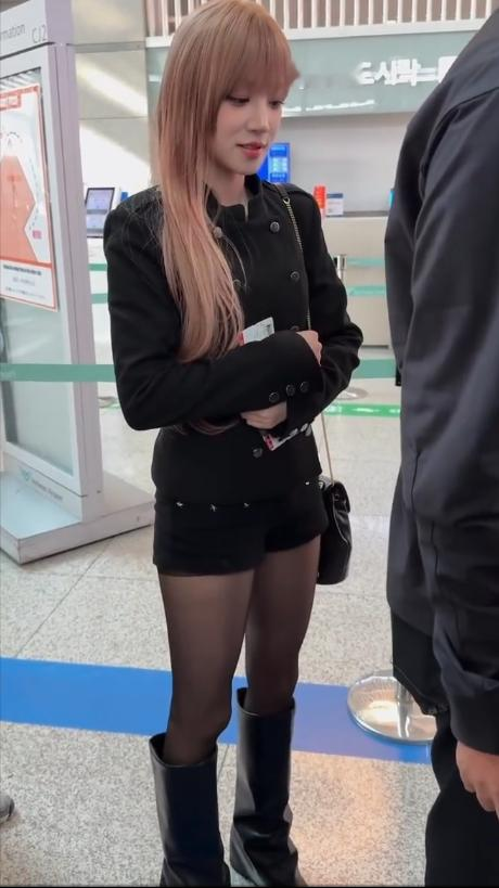 网友日本旅游偶遇宋雨琦，又美又小的一张脸搭配显身材的黑丝太完美了。