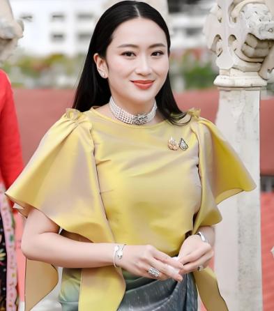 泰国大选终于要落下帷幕了，现在三位候选人都有可能当上总理。 首先是纳塔蓬，他