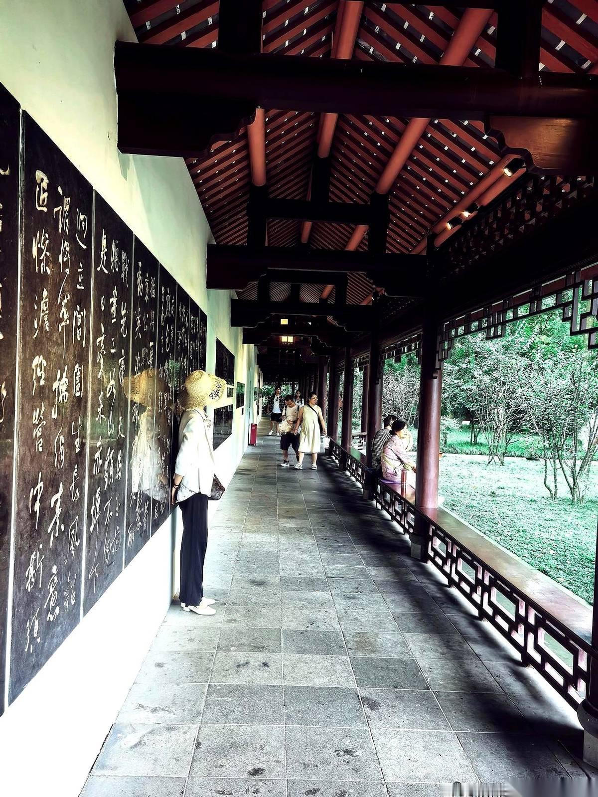 我算了一笔账，只要我健健康康再活十年，光退休金就小一百万到手了。想明白这个，我