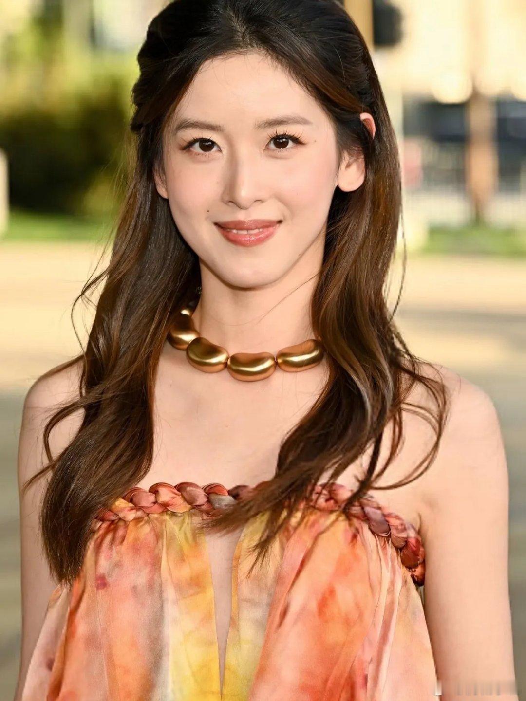 被章泽天的生图美到啦！越来越有豪门阔太的范儿了，事业起来整个人也自信了。章泽天被