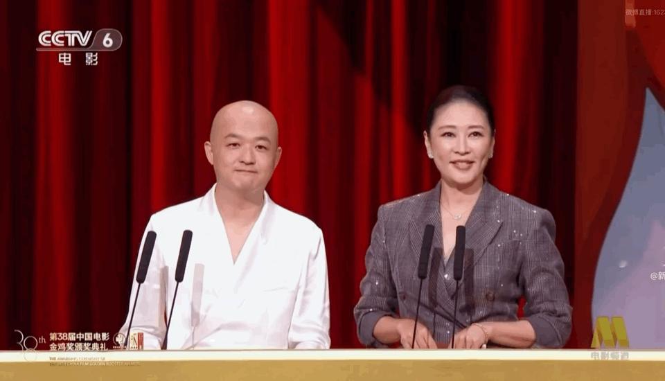 你能想象吗？一个水灵灵的动作，包贝尔的头就这么给“亲”上了。