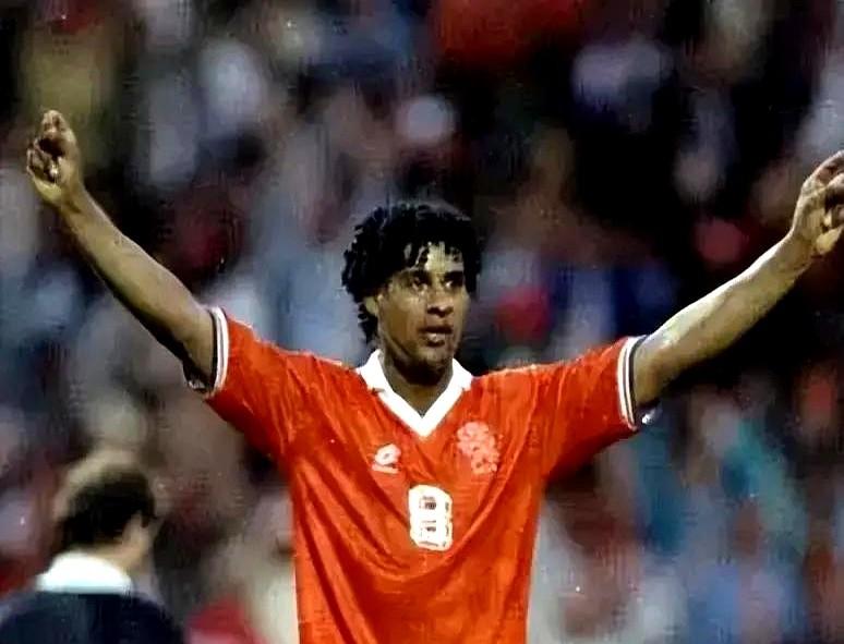 别再吹现在的阵容了，把这套全是“动物”的传奇十一人拉出来，放到2026年照样能拿