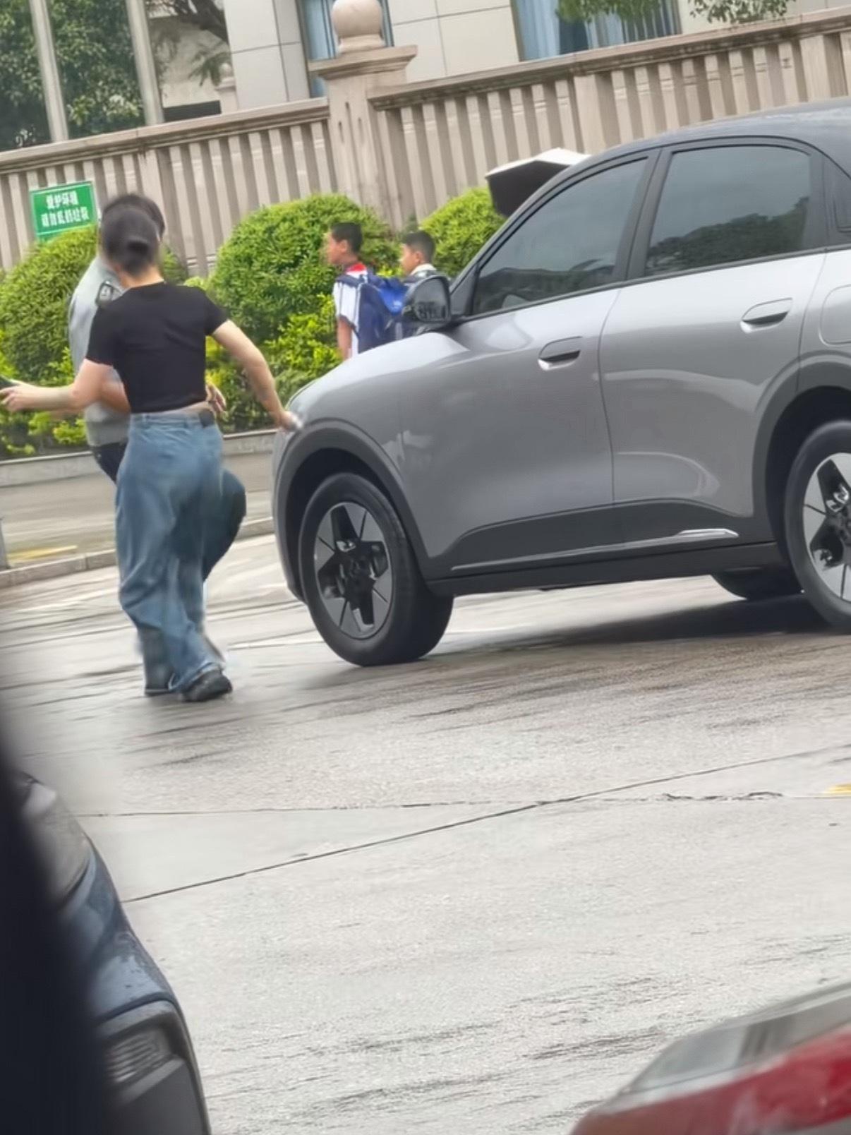 是谁雇佣如此戾气太重的保安，对待学生家长往死里打，校长出来走两步！事情反转，这起