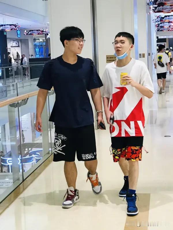你赞同你老婆有男闺蜜吗?我坚决不赞同老婆有男闺蜜。所谓“男闺蜜”，这词听起来就
