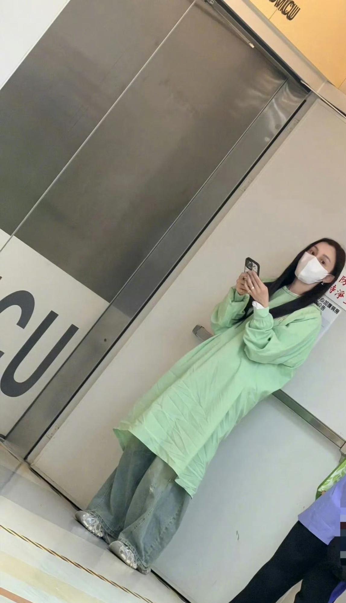 晚饭刷新闻，看到陈建州突发心梗住进加护病房，范玮琪一早守在病房外等候。不少人