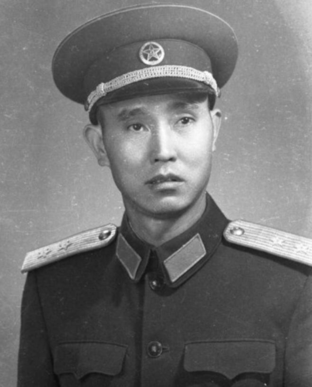 1947年，一名解放军师长，大腿根部受伤住院，这时，一19岁女护士来到他的病房，