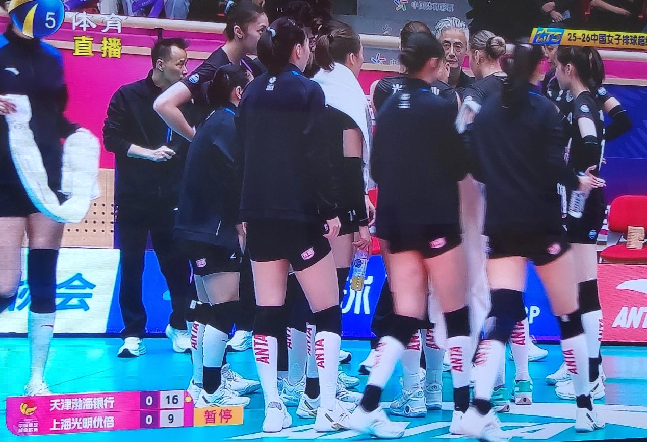 巴西娜塔莉亚完胜加拿大范赖克！天津女排1-0上海女排！第一局中局比分天津女排