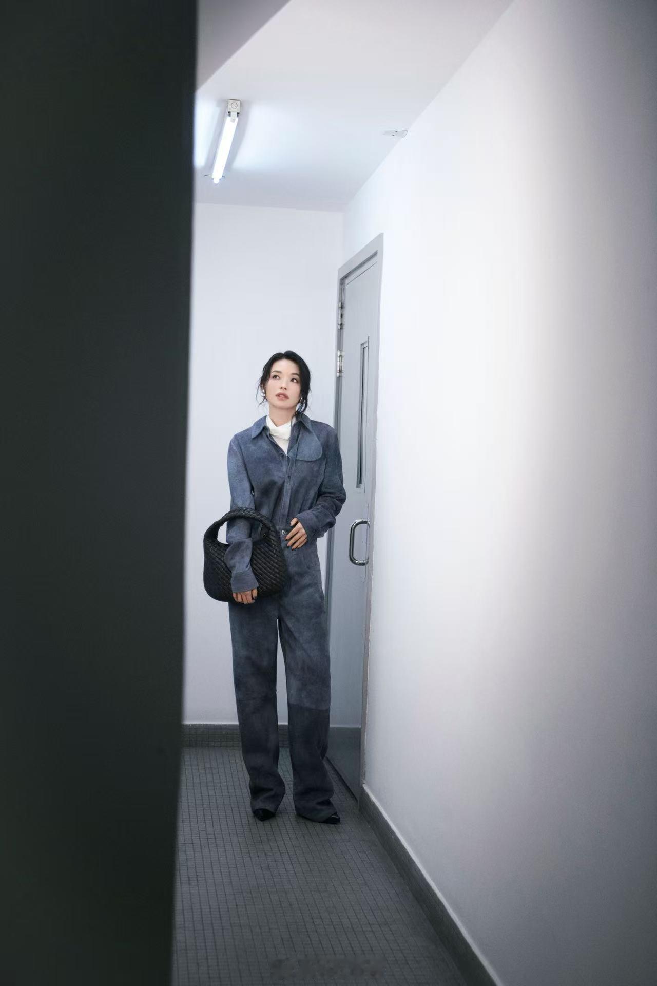 废土风造型高级时尚——舒淇。这是一组舒淇的一组时尚大片。片中她穿灰色西服（有点像