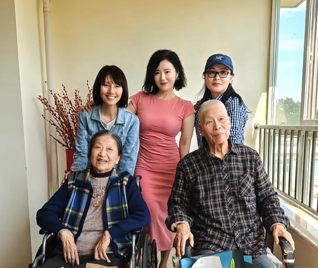 48岁袁泉母亲节当天去看了大学时的老师，还和大学同学聚了一下，袁泉毕业于中央戏剧