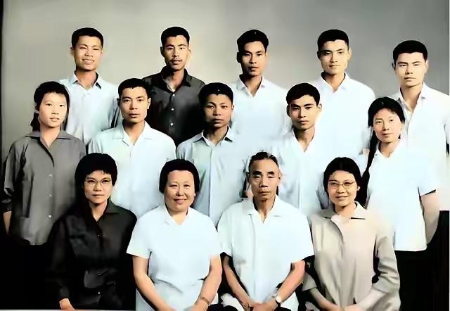 这是1961年吴信泉中将夫妇与12个子女的全家福，拍摄于北京炮兵司令部大院。