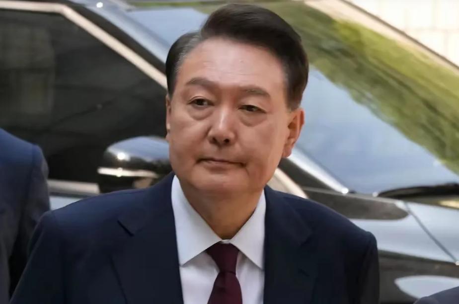 尹锡悦真是太惨了，竟然成了过街老鼠，人人喊打，还可能被判处死刑，问题来了，尹锡悦