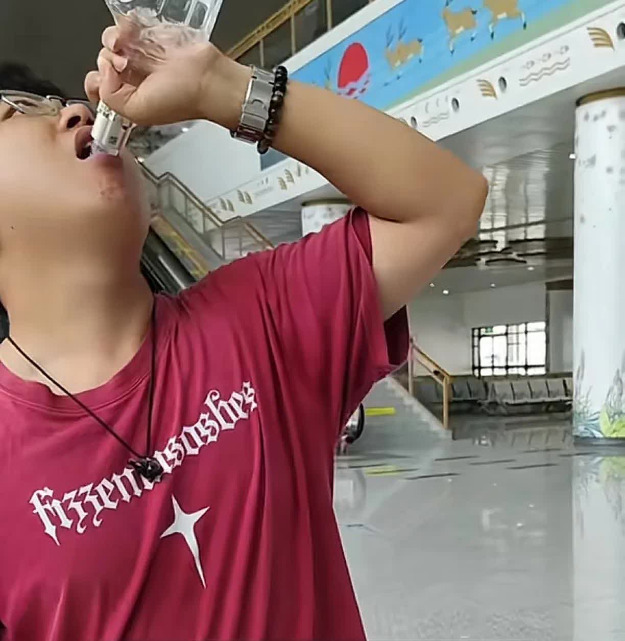 男子携带开封后五粮液被高铁安检拦住，2分钟狂灌8两五粮液，上演现实《人在囧途》。
