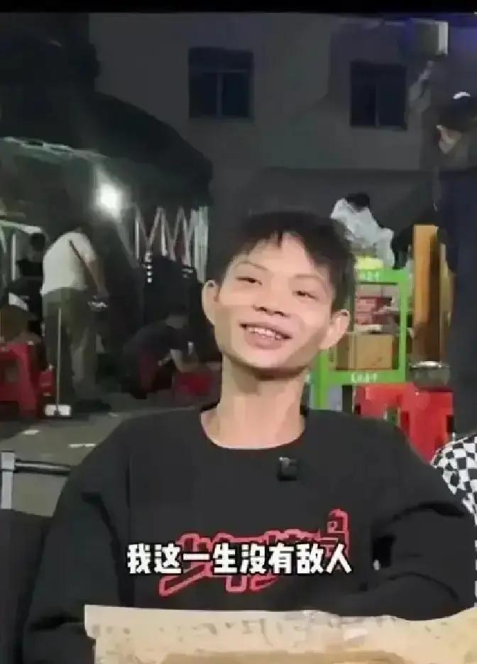 李维刚半年前把山里的孩子小峰带进直播间，手把手教镜头感、话术、选品，腊肉专场一场