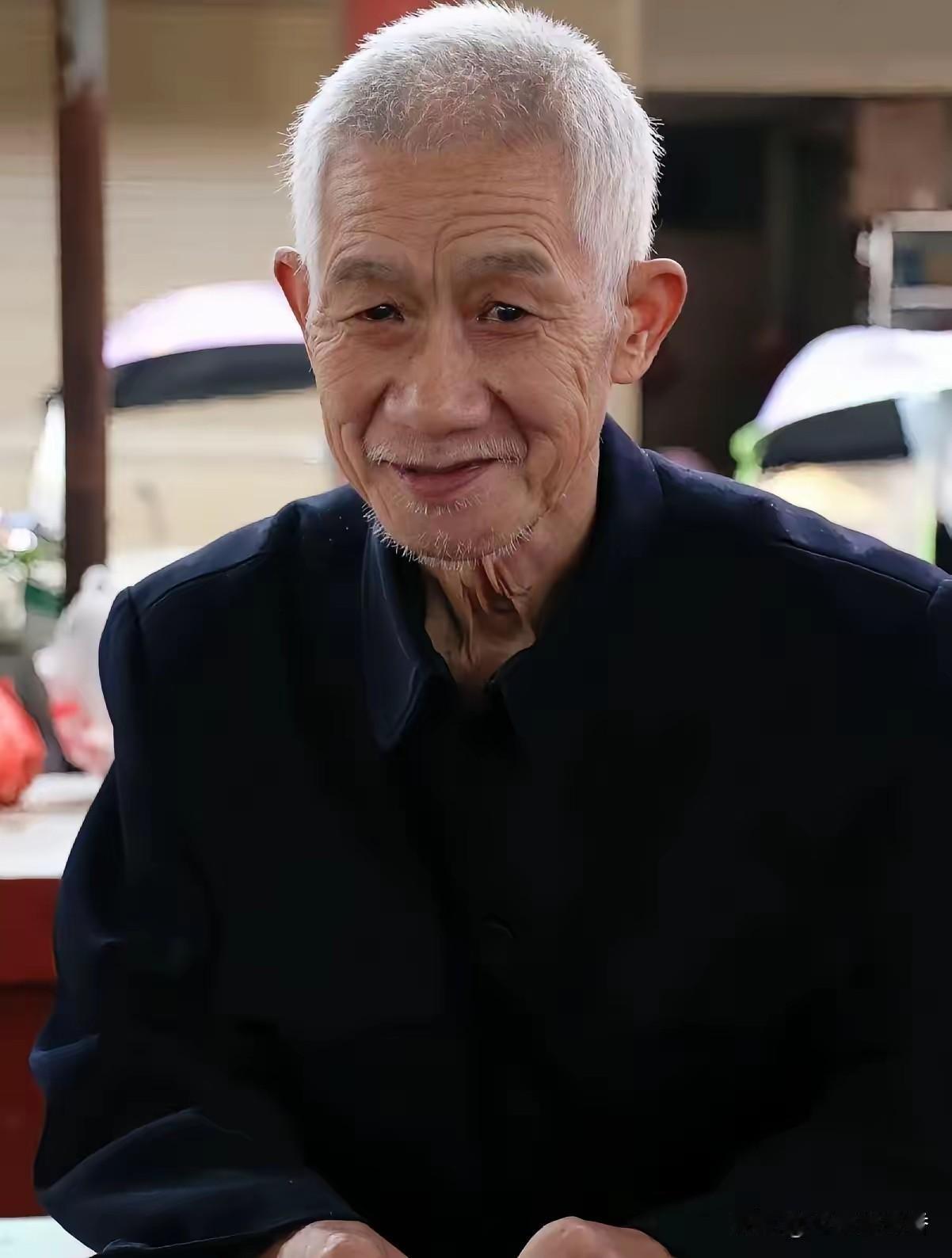 19岁小伙收留走失老人当爷爷照顾两年，家属赶来后愣住：谁在养谁？十九岁，本