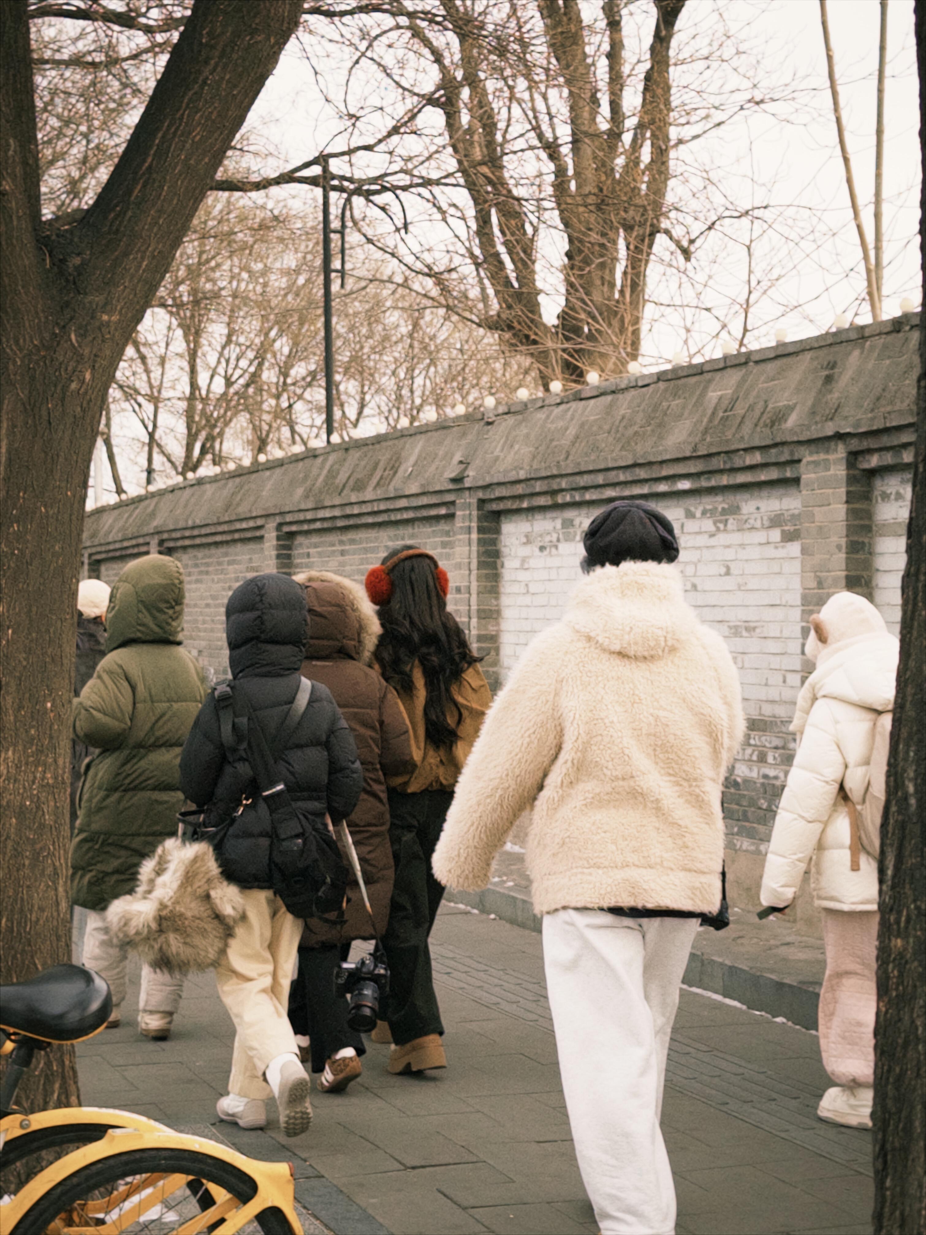 有网友偶遇陈都灵在鼓楼拍照！！！！！哎呦嘟嘟这个萌！！鼓楼偶遇陈都灵