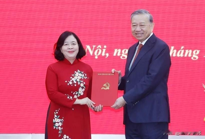 越南河内女“一把手”裴氏明怀升任祖国阵线和中央各群众团体党委书记，这是对她过往工