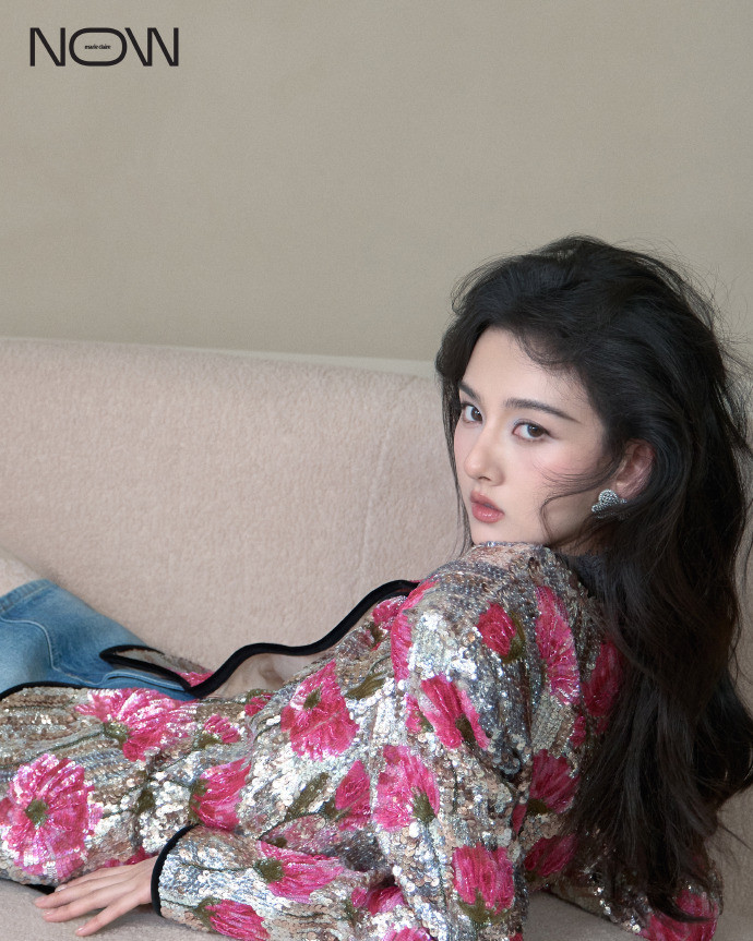 宋祖儿MarieClaireNOW夏季刊封面大片，优雅、灵动、自信，带人坠入夏日