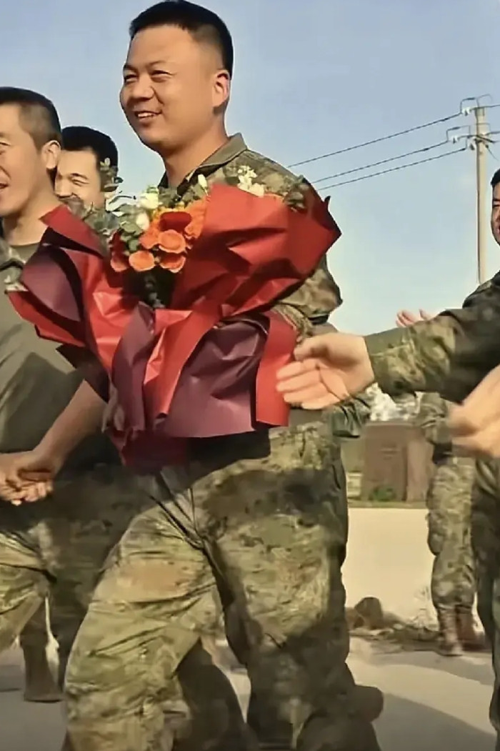 军人张伟结束休假，已经回到部队，央视军事频道的记者，前往采访张伟，张伟透露自己的