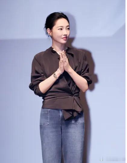 被白百何的衣品折服！裹胸衬衣+牛仔直筒裤，时髦洋气又高级！​​​