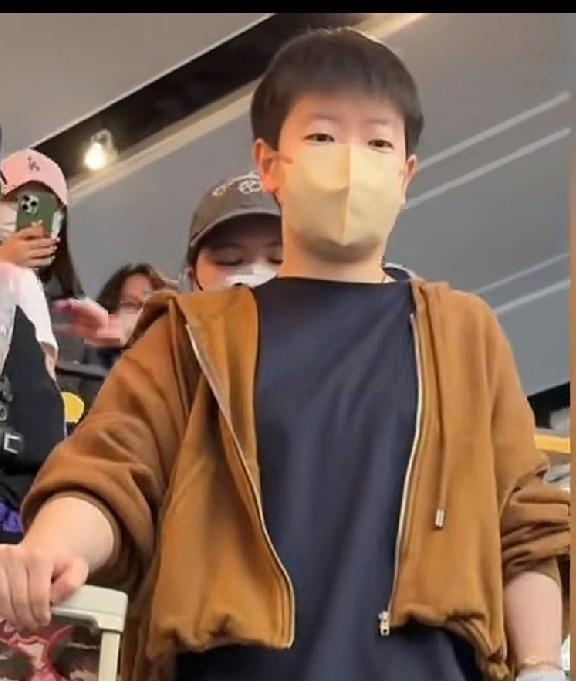 谁能想到啊一个在球场上杀气腾腾的世界第一私底下穿搭竟然这么“心机”讲真的