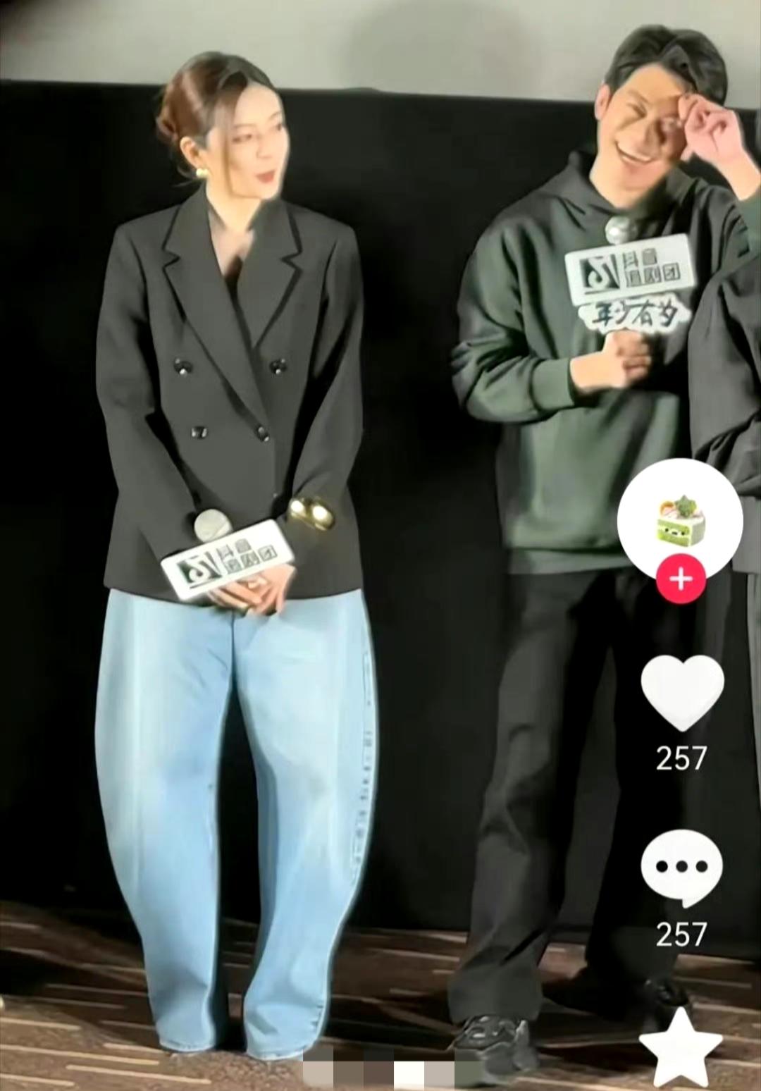 过年跟风买的弯刀裤，竟成罗圈腿重灾区！网友：这是来报复全世界的吧😂新年穿