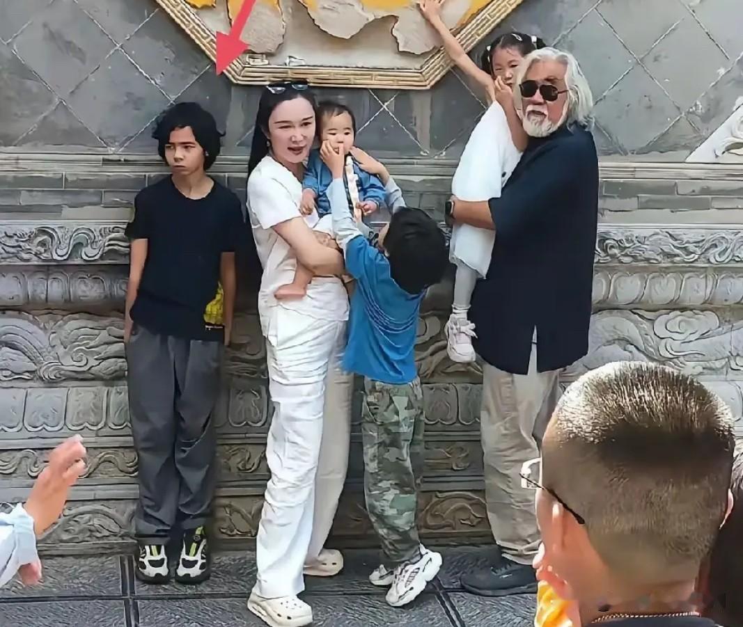 山西五台山景区，张纪中与妻子杜星霖及四个子女的一张合影。一家人其乐融融，唯独长子