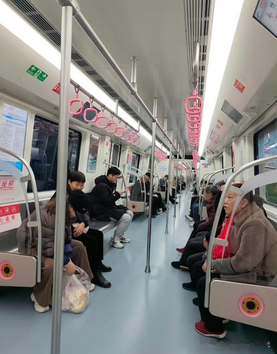 挤爆了，挤爆了新地铁开通，站里全是叔叔嬢嬢今天上午十点，成都地铁13号线