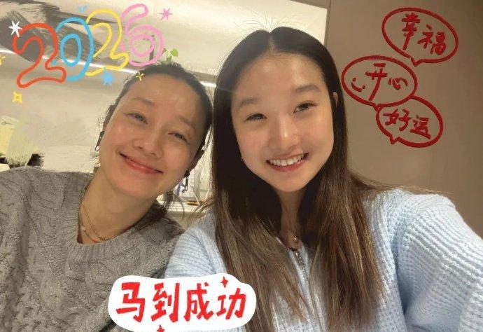 酒杯举起的一刻，谣言哑火。马伊琍的全家福，五口人，五个笑容，49岁的她和大女儿