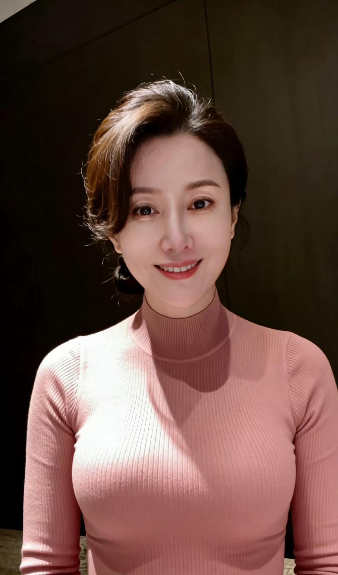 阿姨也很美[呲牙笑][呲牙笑][呲牙笑]退休阿姨气质范老阿姨阿姨花季老阿姨