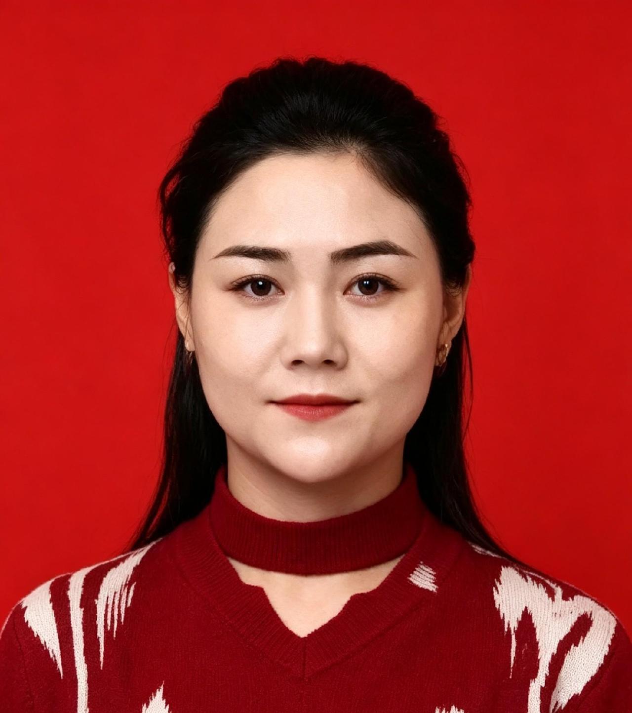 古再丽努尔·阿布拉，女，维吾尔族，1996年9月生，新疆生产建设兵团第三代戍边人