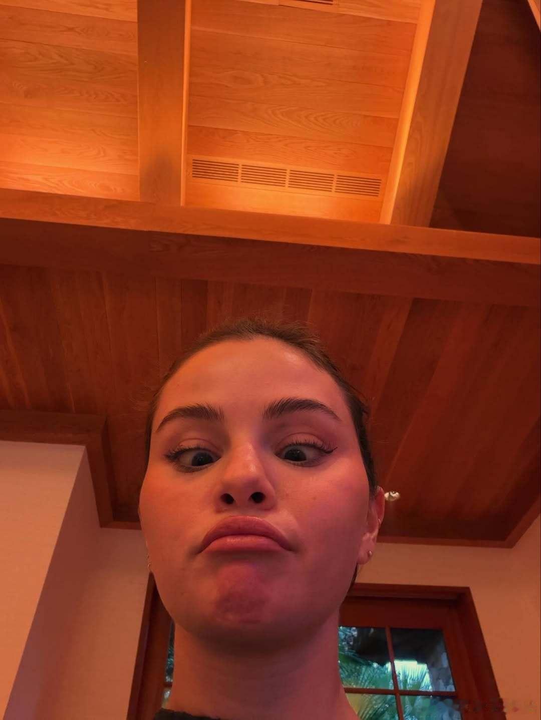 SelenaGomez赛琳娜戈麦斯分享新日常生活照，度假回来的赛琳娜和老公妹妹