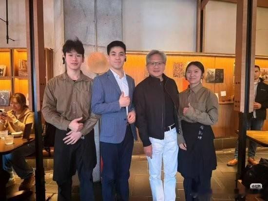 黄仁勋打卡北京王府中环半山腰尝云南菜近日，英伟达创始人黄仁勋2026年首次来华，