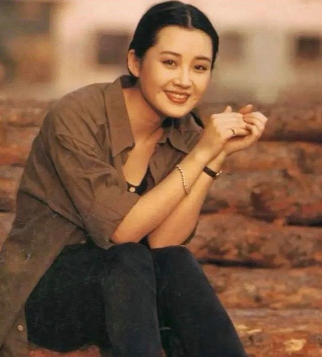 这才是90年代的第一美女，猜猜她是谁？在那个没有美颜和滤镜的年代，她的美是漂亮优