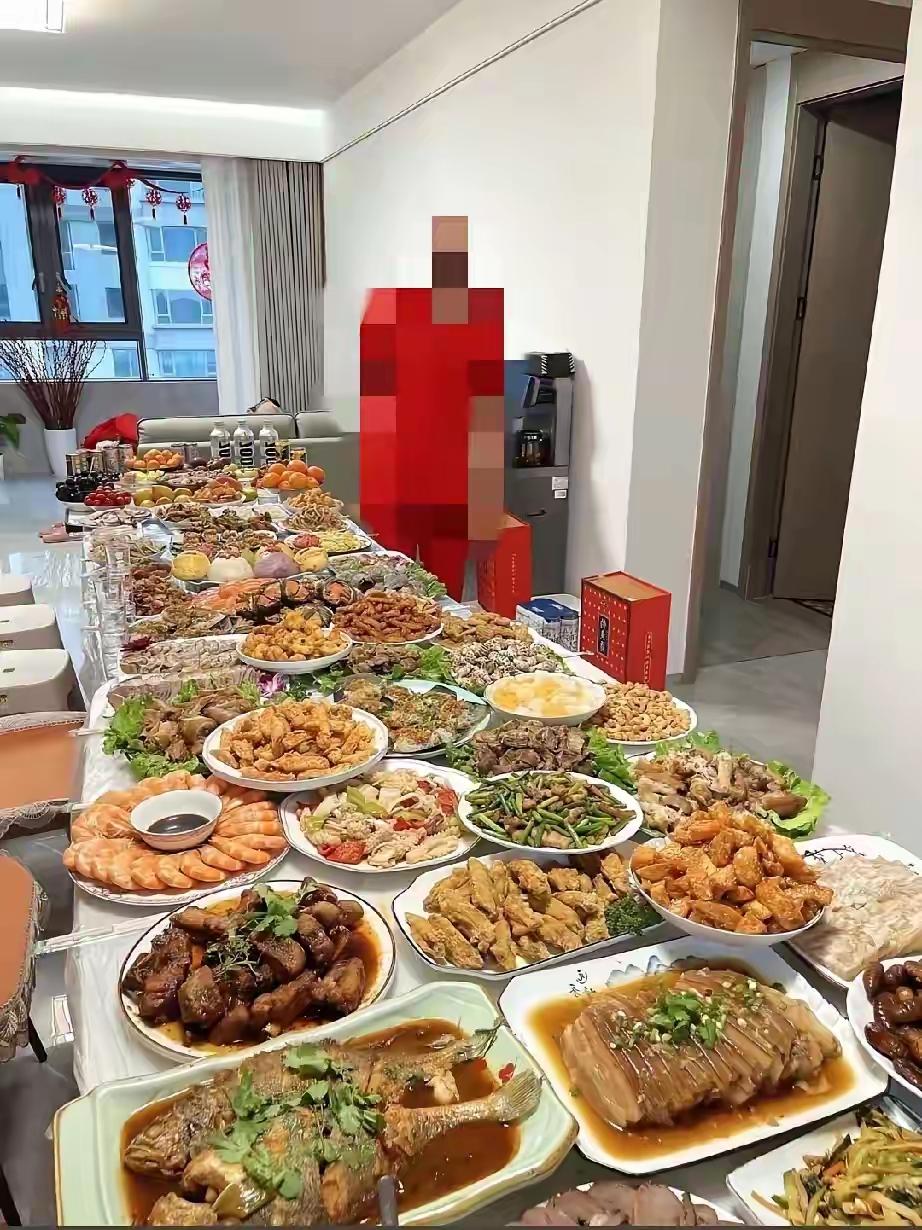 这是谁家的神仙年夜饭？！这排面简直赶超满汉全席了吧🤤隔着屏幕都闻到了香味