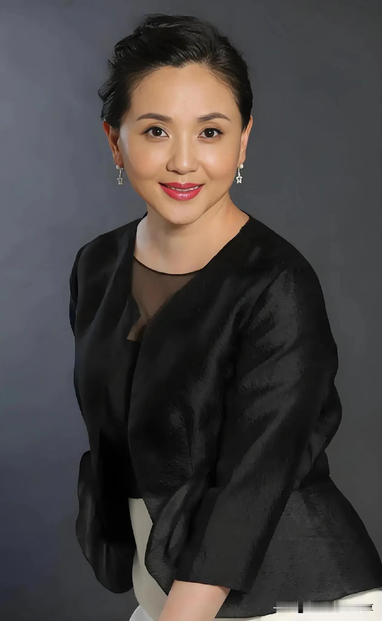 江南第一美女陶慧敏，颜值比朱琳高，气质杠杠滴，老了还是这么性感迷人。她青春靓丽，
