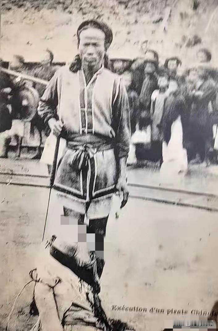 这个身材瘦高的人，表情严肃，一脸杀气，所从事的工作也是非常吓人的，这是一种古老的