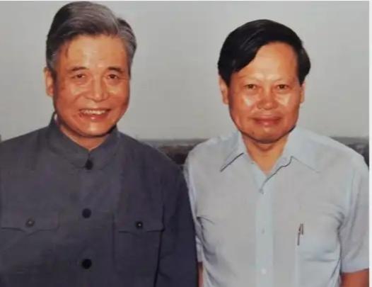 1986年6月，杨振宁到医院看望邓稼先时留下的珍贵合影，这是两位伟大的科学家最后