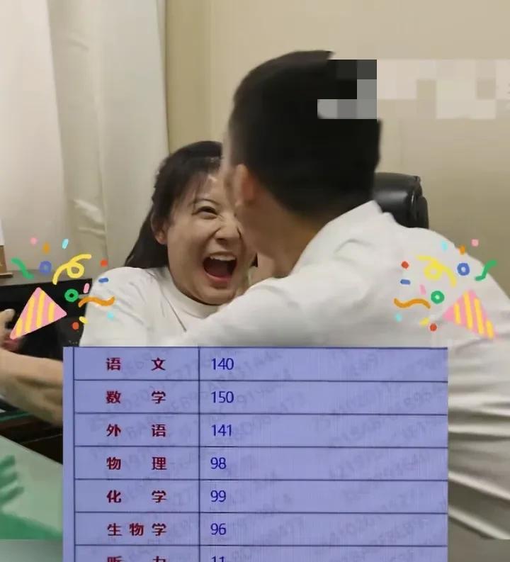 河南物理类高考状元被开封高中的代易瓒拿下，总分724分！查出成绩后，女儿与爸爸开