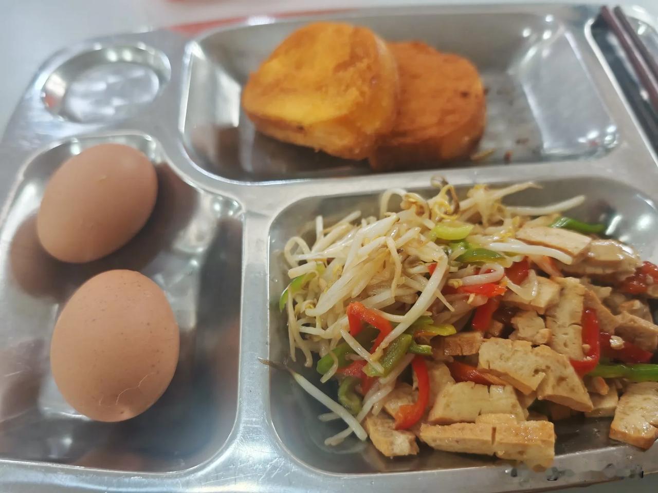 今日营养早餐。该说不说，厂食堂的早餐还是可以的，也有可能厂领导在这吃早饭的比