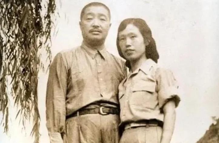 1969年，病重的贺龙，排便一直排不顺畅，难受得直哼哼。这时候，薛明就把肥皂水吸